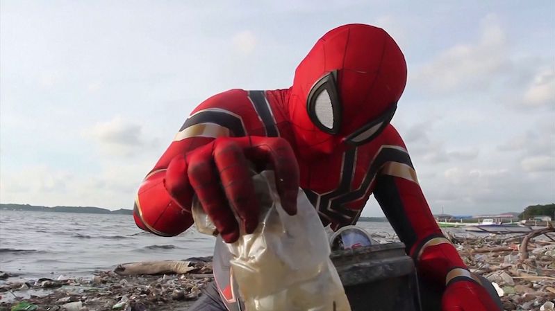 Indonésie má svého Spider-Mana. Sbírá v ulicích odpadky